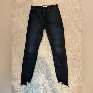 Good American 6/28 jeans. Only worn once. Excellent condition.